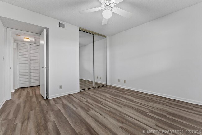 Building Photo - 700 Uno Lago Dr