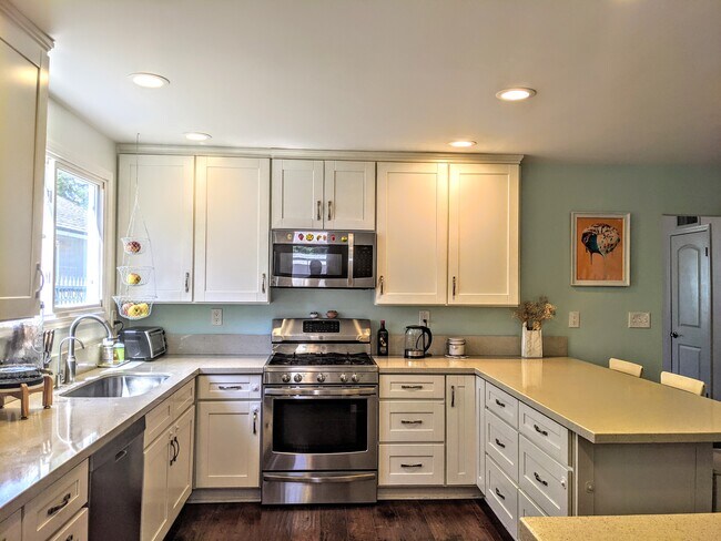 Building Photo - 6532 Gross Ave