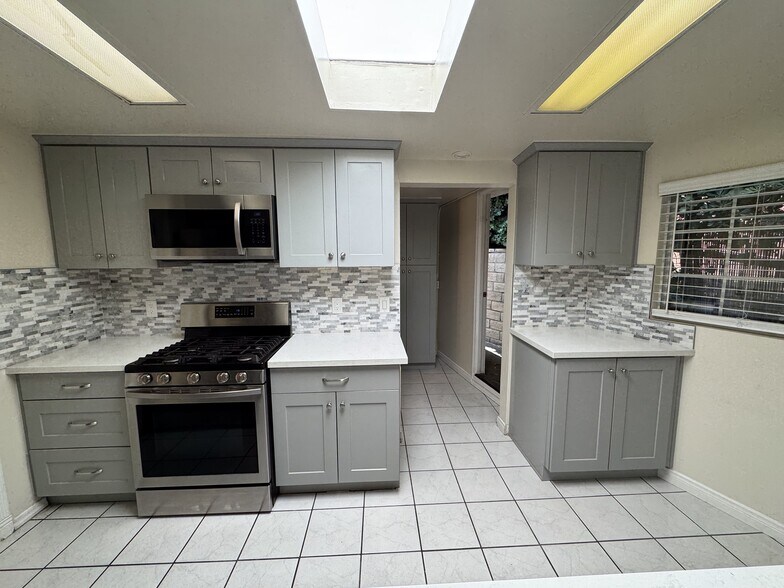 Building Photo - 729 Orange Dr