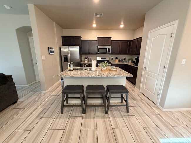 Building Photo - 1418 Santa Thomas St