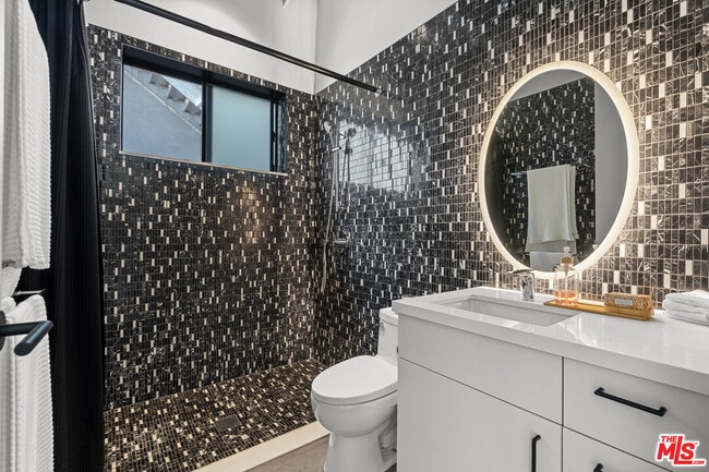 Building Photo - 548 Rose Ave