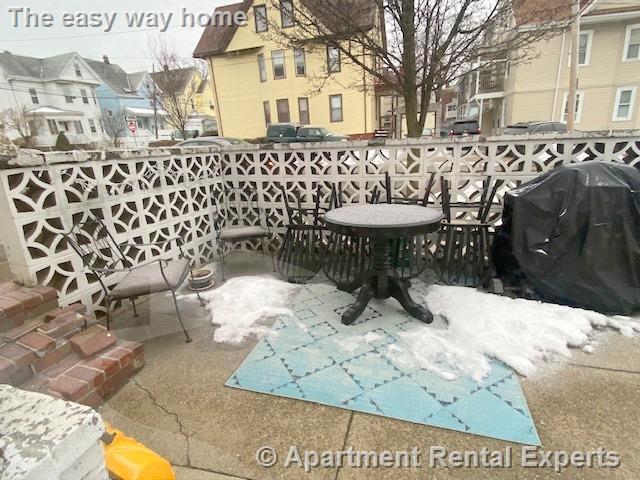 Building Photo - 519 Main St