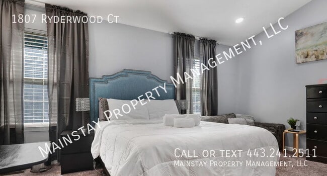 Building Photo - 3 Bedroom Townhome Optionally Furnished!