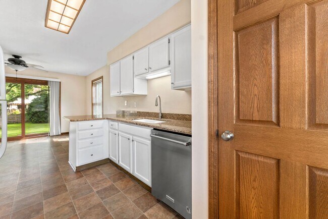 Building Photo - Perfect Townhome with Garage. PETS WELCOME