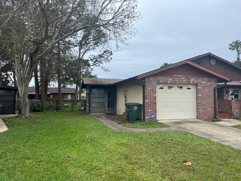 Building Photo - 114 Woodbridge Cir S