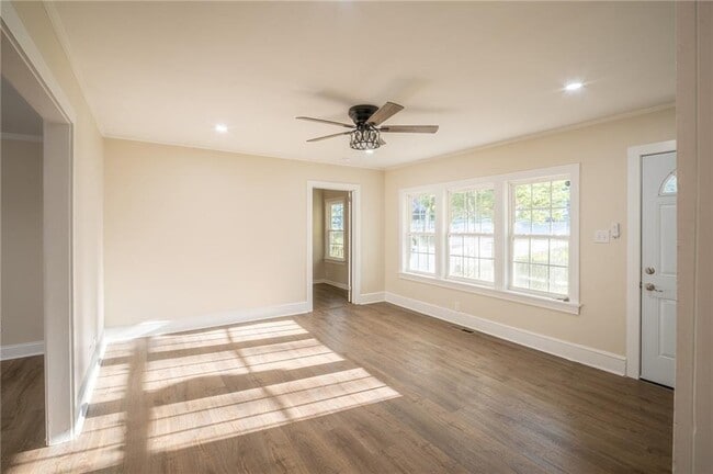 Building Photo - 2710 Maple Rd SE