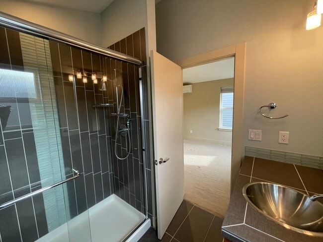 Building Photo - Modern Green Lake Townhome on Quiet Street!