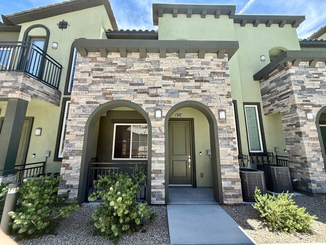 Primary Photo - 3/BD 2.5/BA Sleek Townhome with High Ceili...