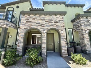 Building Photo - 3/BD 2.5/BA Sleek Townhome with High Ceili...