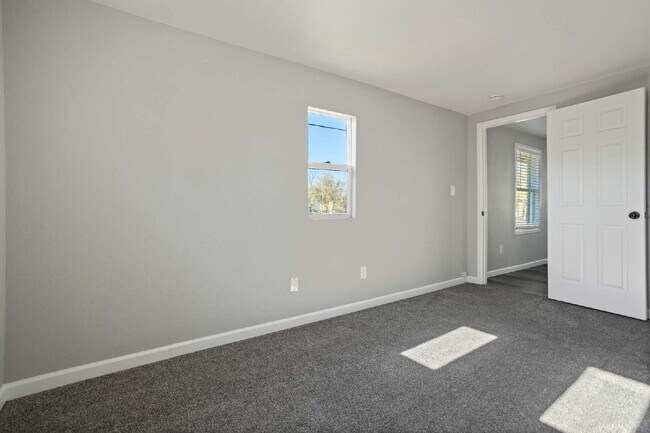 Building Photo - Cute Single Family Home Ready Now!