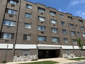 Building Photo - 1 Bedroom/1 Bath Unit Close to Transportat...