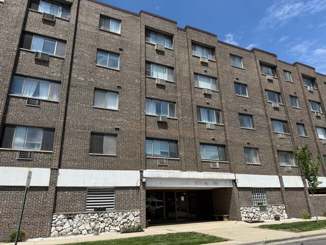 Primary Photo - 1 Bedroom/1 Bath Unit Close to Transportat...
