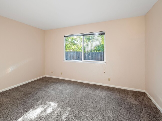 Building Photo - Single Level Ranch Home In Desirable Clayt...