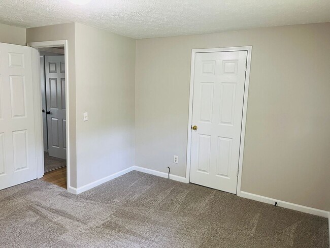 Building Photo - Wow! Check out this charming 4-bedroom, 1-...