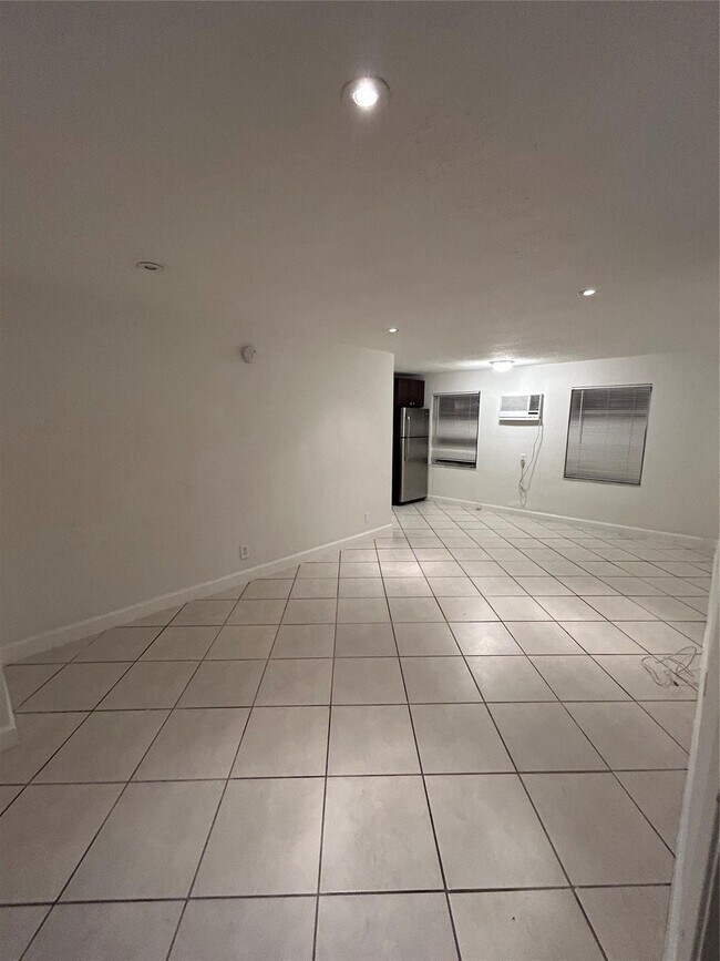 Building Photo - 408 NE 7th Ave