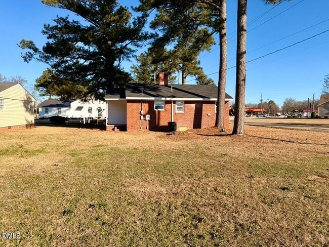 Building Photo - 910 E Divine St