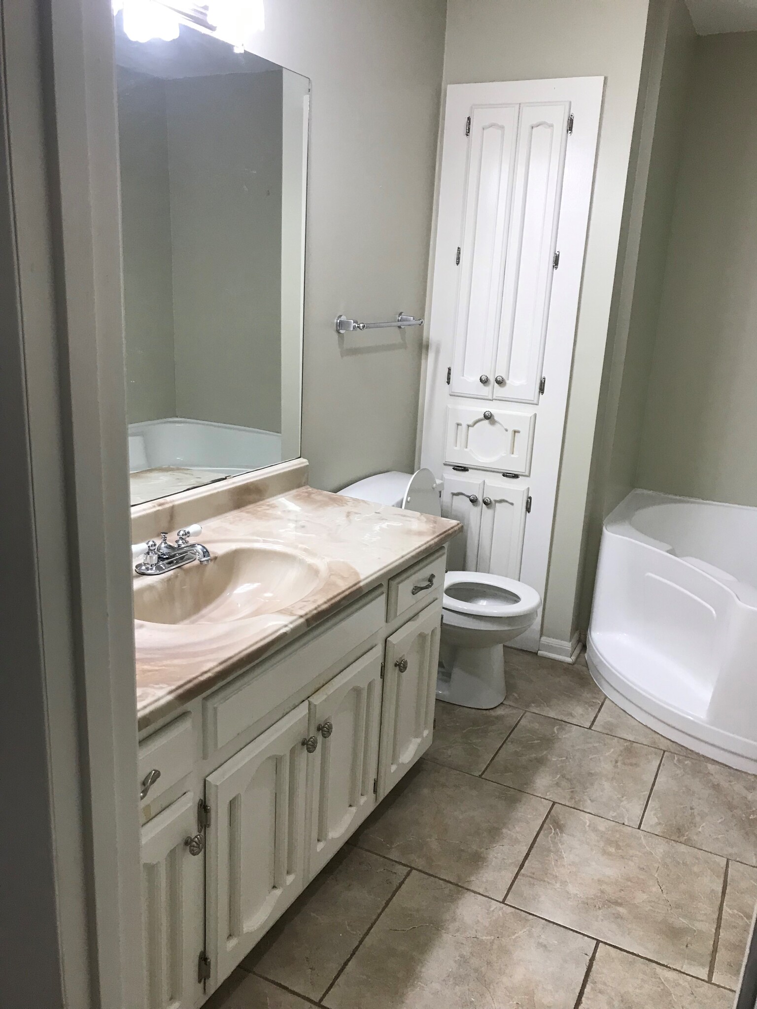 Master bathroom - 469 Highland Creek Pkwy