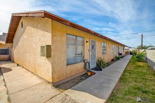 Building Photo - 2114 S Walnut Ave