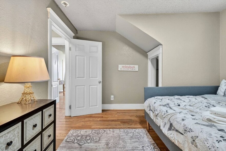 Building Photo - 1821 6th Ave