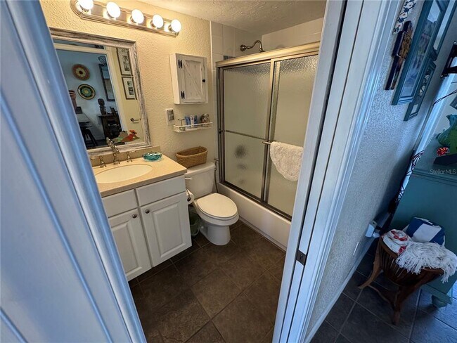 Building Photo - 1400 Tarpon Center Dr