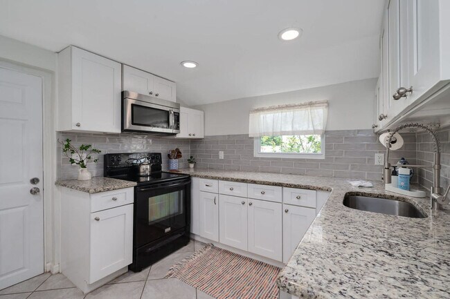 Building Photo - 1307 Formosa Ave
