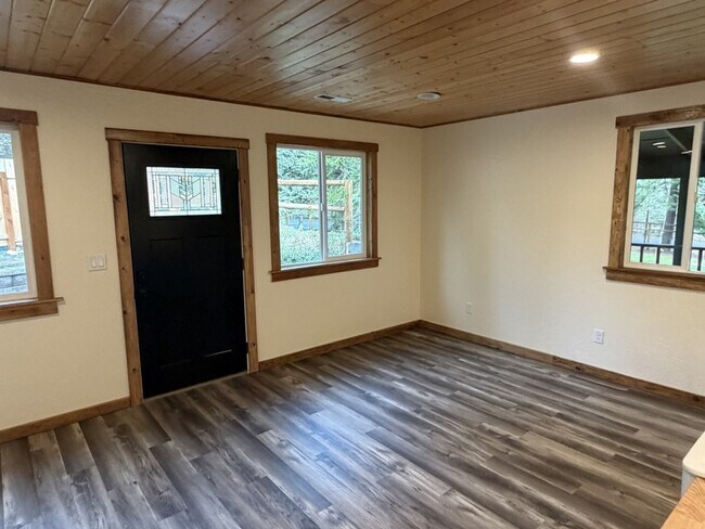 Building Photo - 7429 W Evans Creek Rd