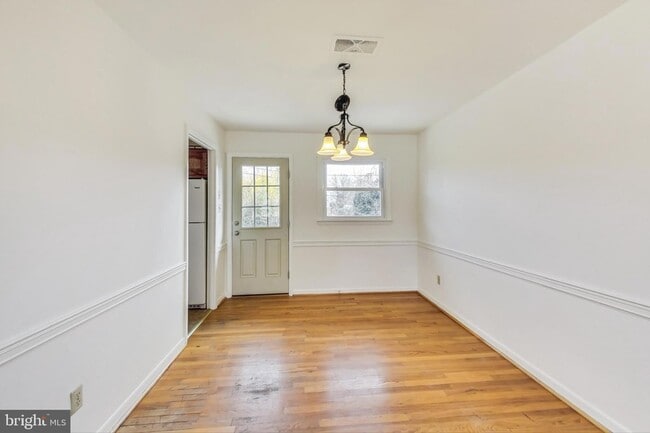 Building Photo - 1208 Pinewood Dr