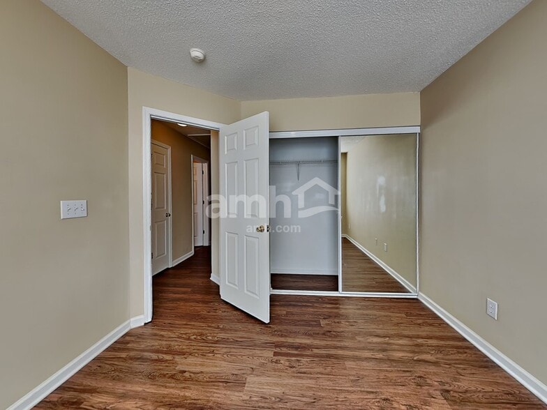 Building Photo - 919 Pebblestone Dr