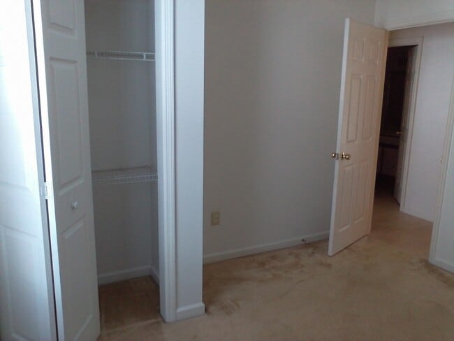 Building Photo - 2 Bedroom, 1 bath apartment - Downstairs Unit