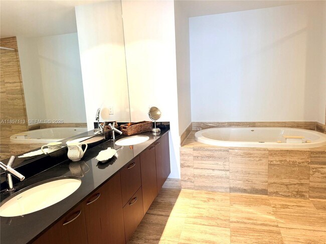 Building Photo - 16001 Collins Ave