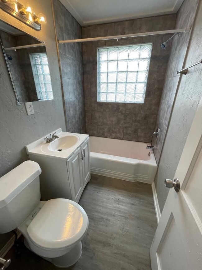 Building Photo - 2 BED 1 BATH DUPLEX FOR LEASE