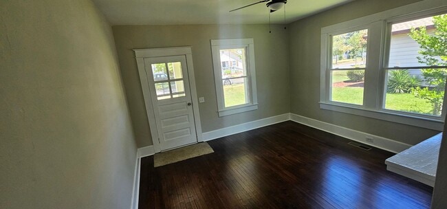 Building Photo - Cozy 1-Bedroom, 1-Bathroom Apartment in Hi...