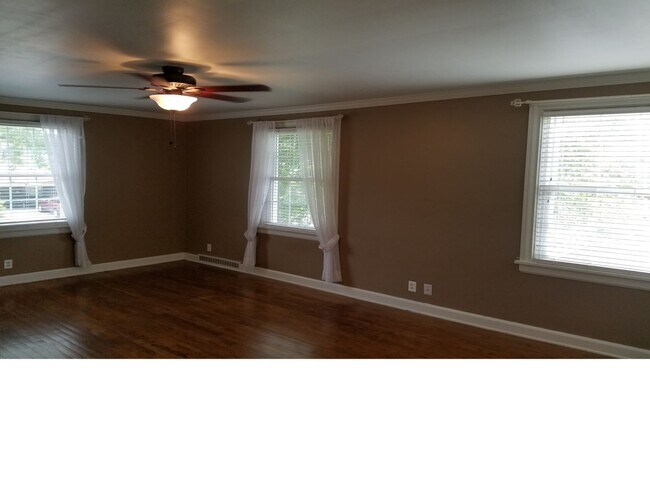 Building Photo - Charming Corner Lot Home Near U of I