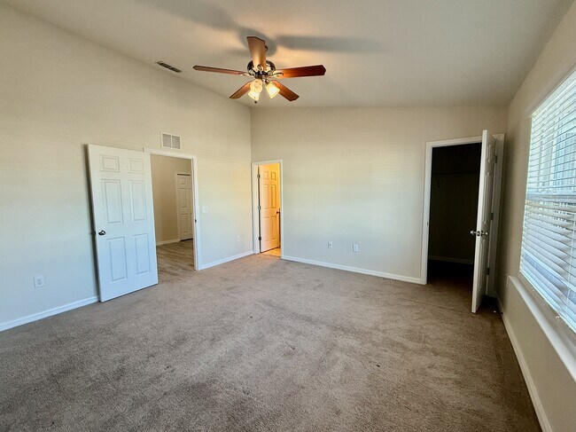 Building Photo - 3977 Plainview Dr