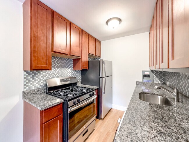 Building Photo - 510 W Briar Pl