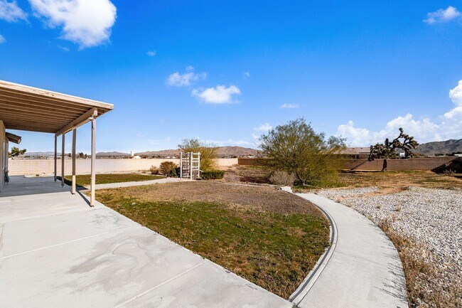 Building Photo - Stunning and Beautifully Spacious Home