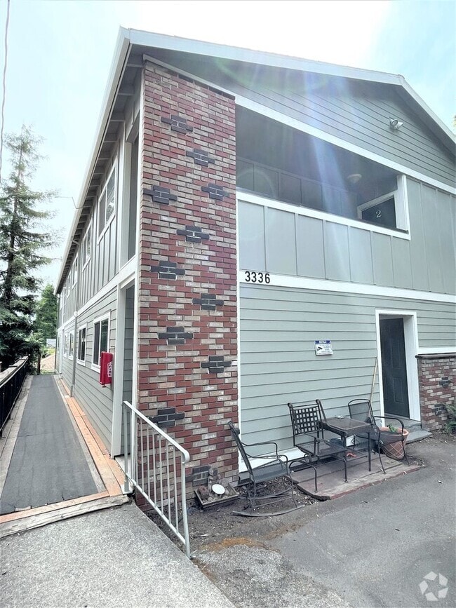 Building Photo - MENTO01