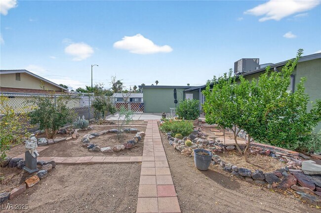 Building Photo - 405 Scenic Dr