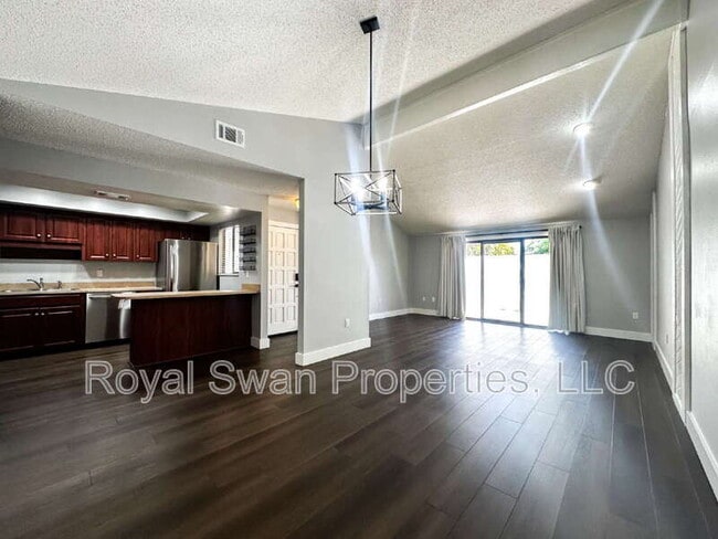 Building Photo - 4228 Oak Loop