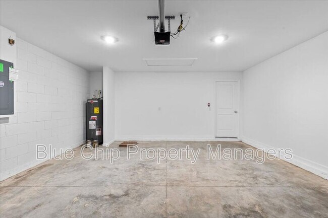 Building Photo - 5131 Magnolia Palm Dr