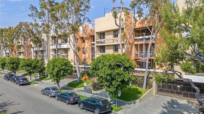 Building Photo - 740 N Kings Rd
