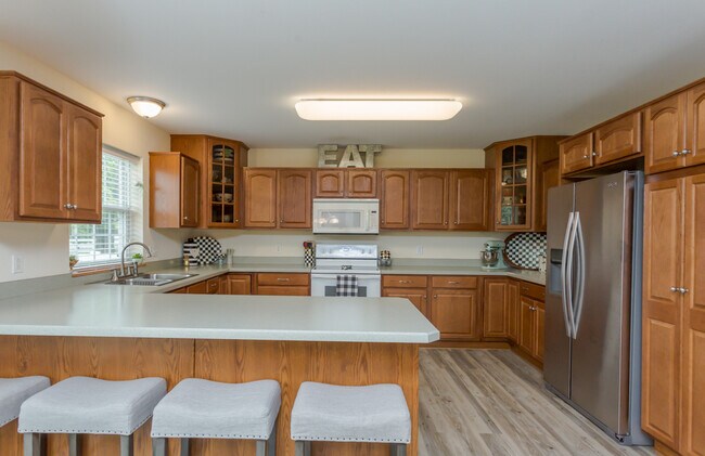 Building Photo - Large 4 bedroom with office space, Springf...