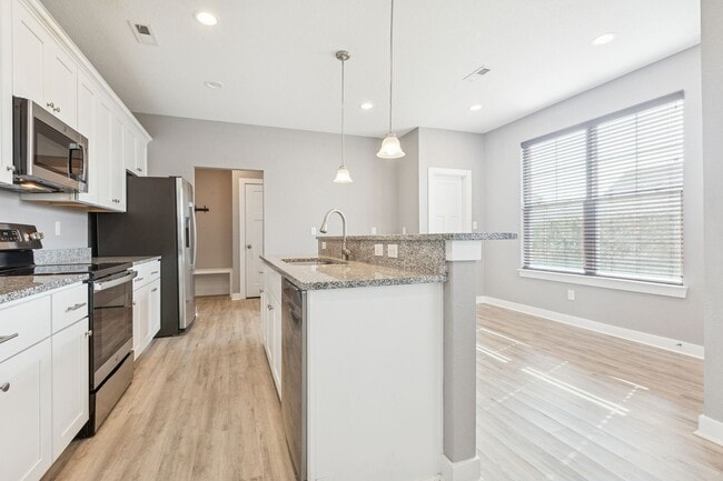 Building Photo - 4 bed/2.5 bath Ready Now- Norfolk