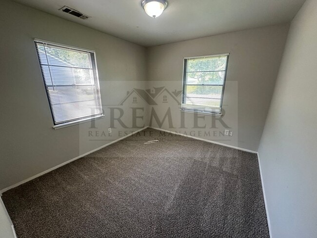 Building Photo - 2709 Highland Dr