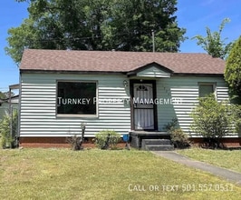 Building Photo - 1720 Pinewood Dr