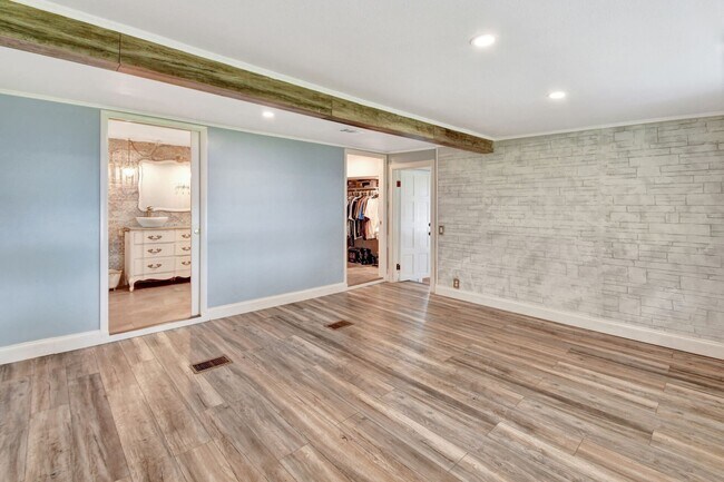 Building Photo - Bluelake Unit 3