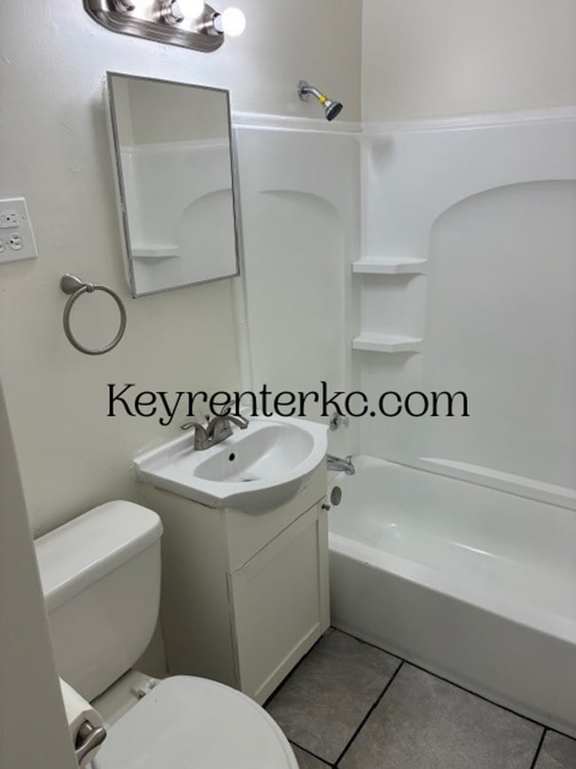 Building Photo - 2 Bed 1 Bath ready to rent!