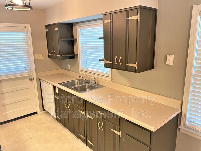 Building Photo - 1623 Delmont Rd