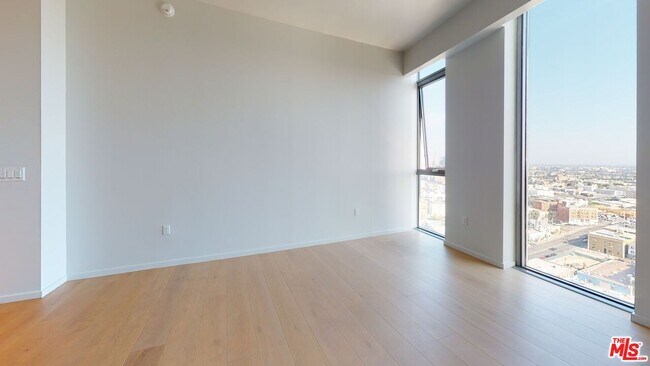 Building Photo - 2801 Sunset Pl