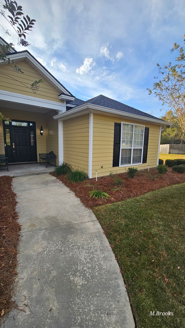 Building Photo - Country living but conveniently located in Kingsgate S/D in North Lowndes County near Moody AFB.